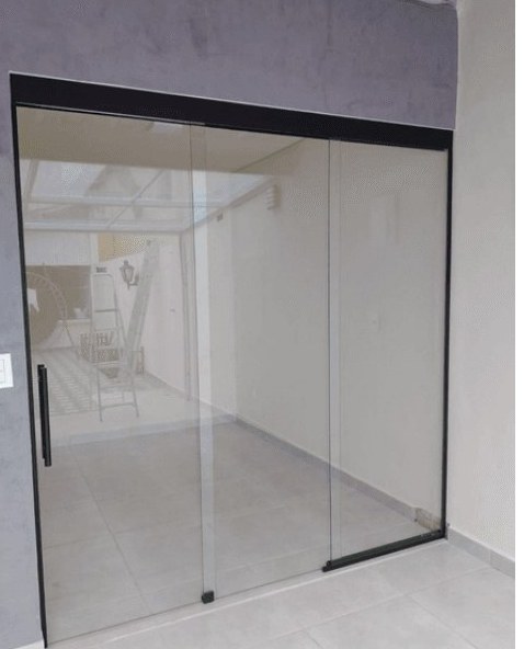 Porta de vidro da linha Versatik em ambiente claro