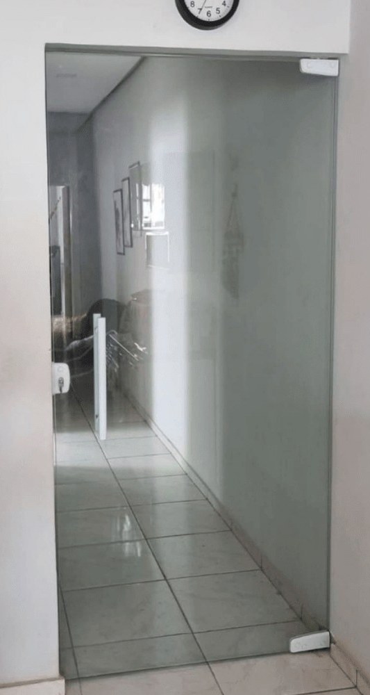 Porta pivotante fechando um corredor