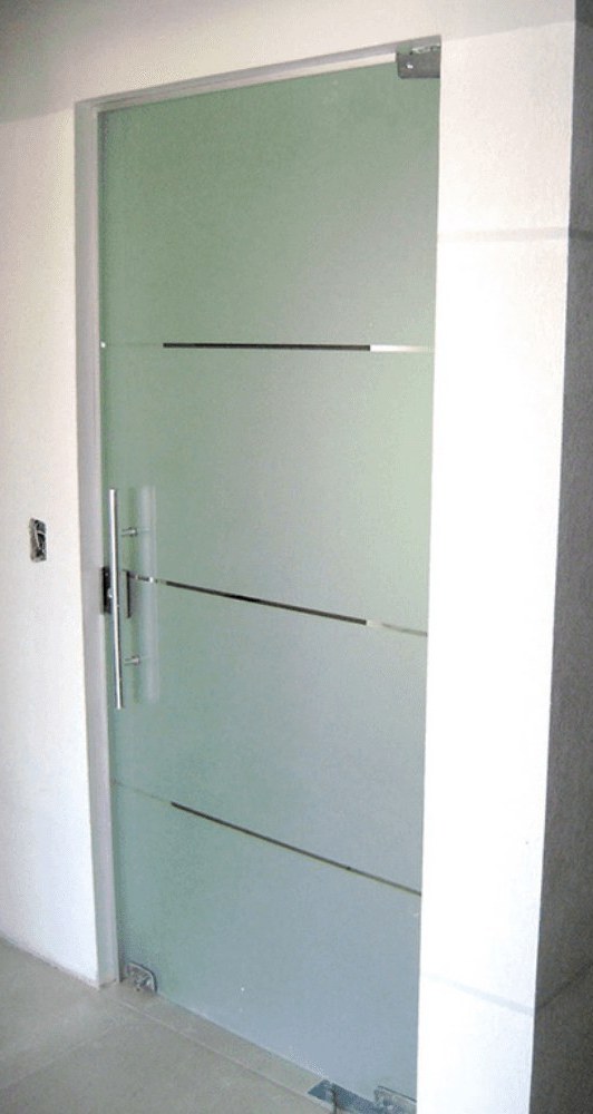 Porta pivotante de vidro jateado com frisos horizontais