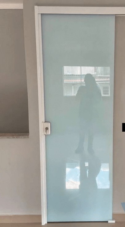 Porta de correr em vidro jateado, fechada