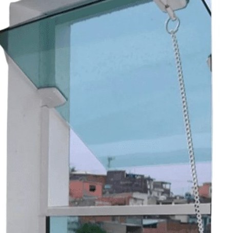 Janela basculante aberta para a vista da cidade