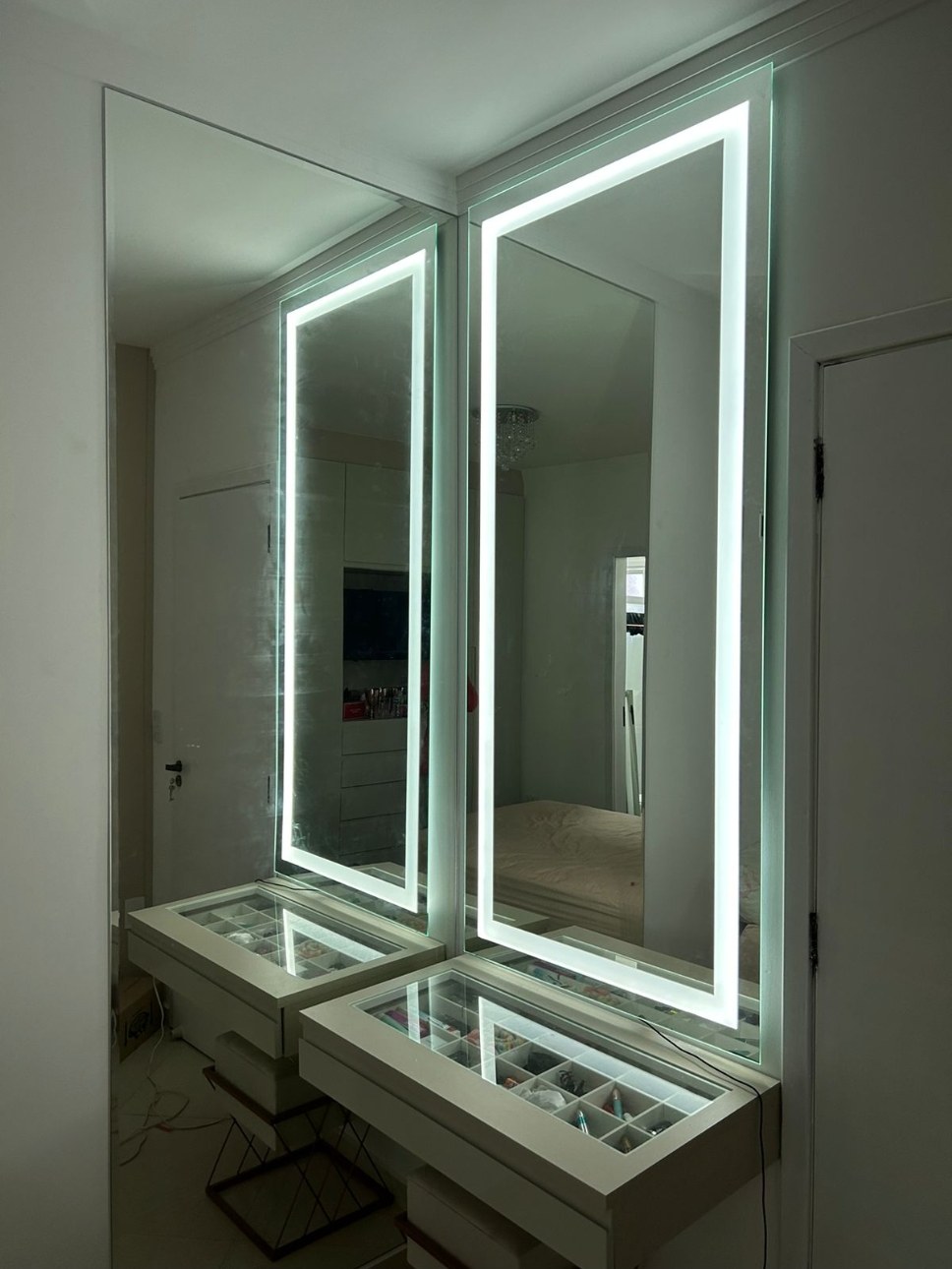Dois espelhos de corpo inteiro com iluminação em LED